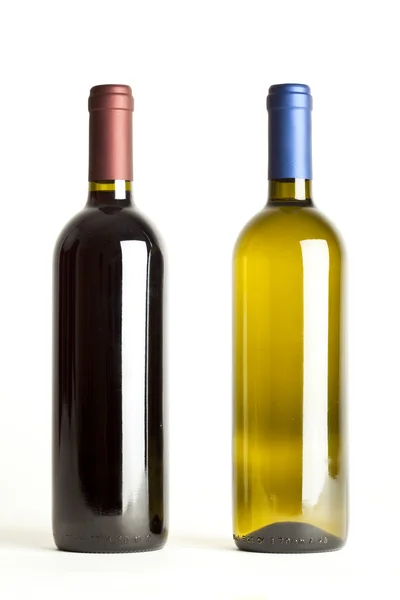 Bouteilles de vin rouge et blanc sur fond blanc — Photo