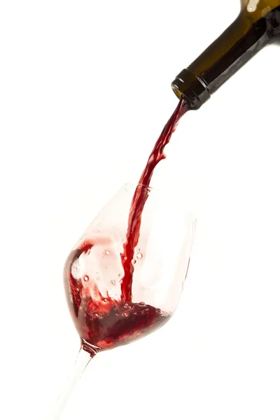 Красное вино брызги на стакане, белый фон . — стоковое фото