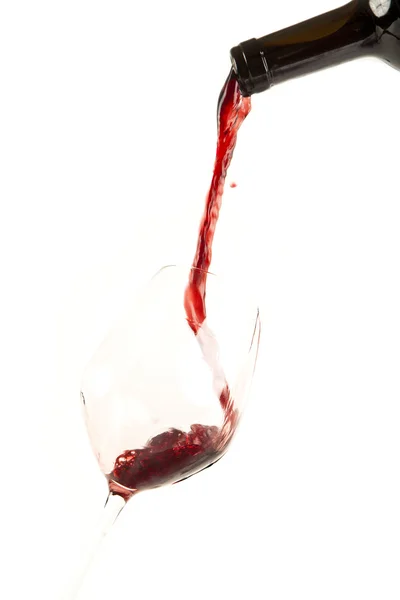 Vin rouge éclaboussé sur un verre, fond blanc . — Photo