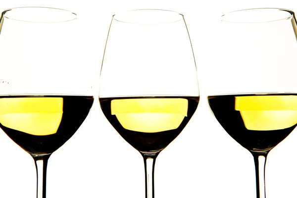 Tres copas de vino blanco sobre fondo blanco — Foto de Stock