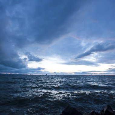günbatımı denizde fırtına deniz manzarası