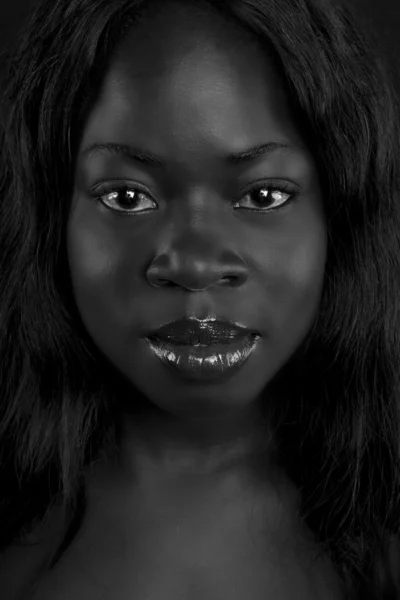 Portrait sombre de belle femme africaine — Photo