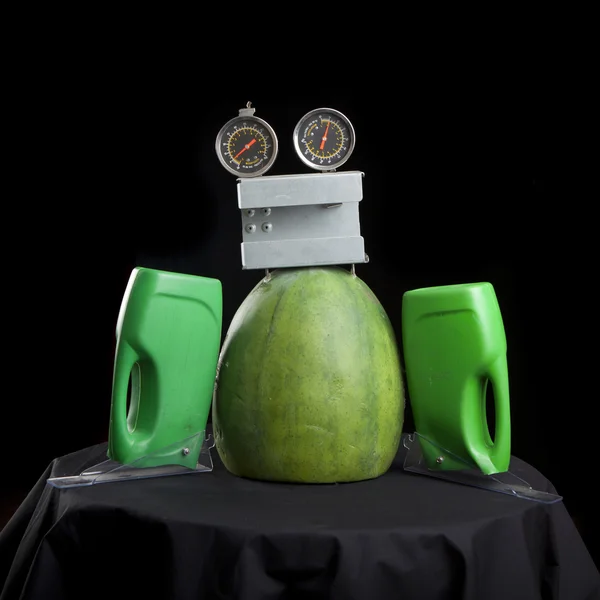 Söt rolig robot leksak gjord av sopor. återvinning av avfall — Stockfoto