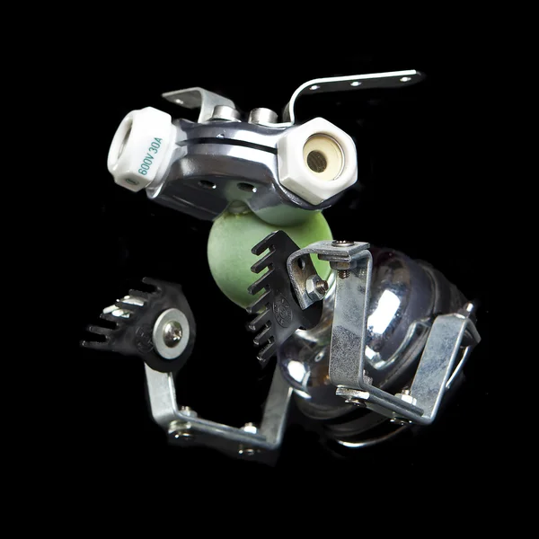 Lindo juguete robot divertido hecho de basura. residuos de reciclado —  Fotos de Stock