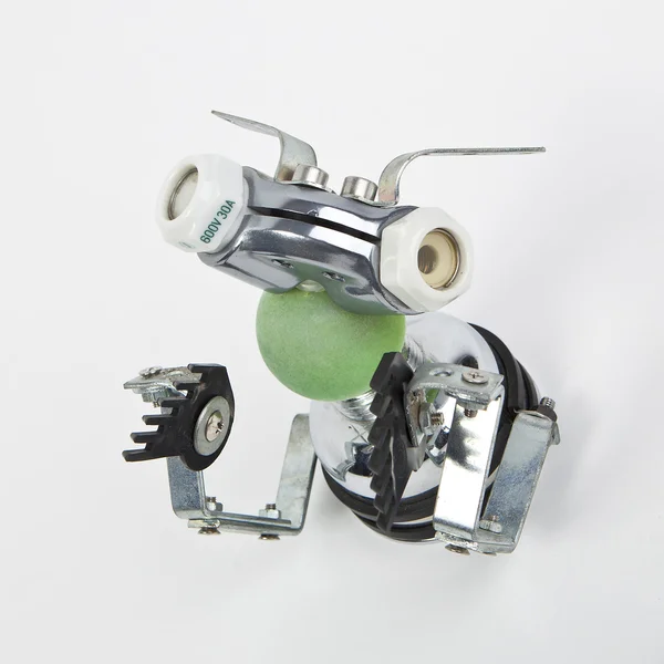 귀여운 재미 있는 로봇 장난감 쓰레기 했다. 폐기물을 재활용 — 스톡 사진