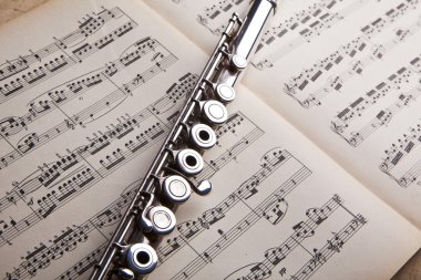 Antik müzik puanı zemin üzerine gümüş flüt