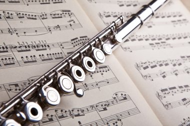 Antik müzik puanı zemin üzerine gümüş flüt