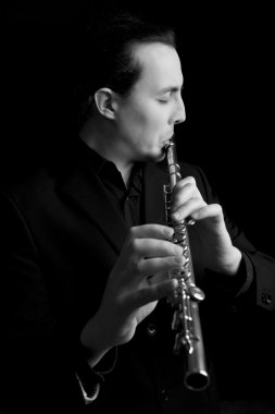 profesyonel flütçü müzisyen flüt siyah arka plan üzerinde oynama