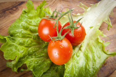 taze Olgun Kiraz domates ve marul üzerine ahşap tablo