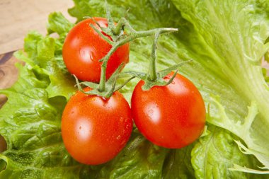 taze Olgun Kiraz domates ve marul üzerine ahşap tablo