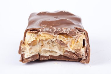 Beyazın üzerinde izole edilmiş çikolataya yakın çekim