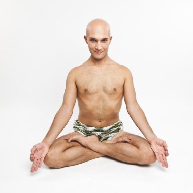 genç adam beyaz zemin üzerinde yoga uygulamak yerinde meditasyon