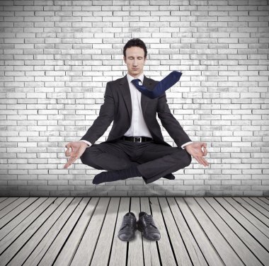genç işadamı meditasyon Yoga konumda levitating