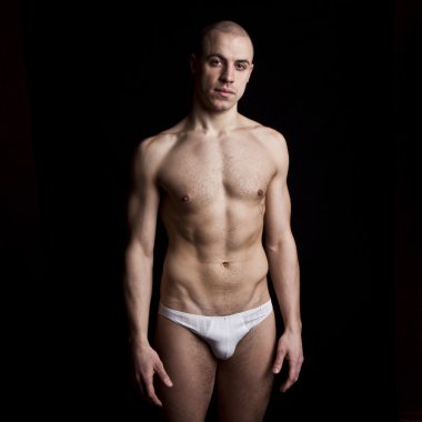 siyah arka plan üzerinde iç çamaşırı yakışıklı kaslı çocuk