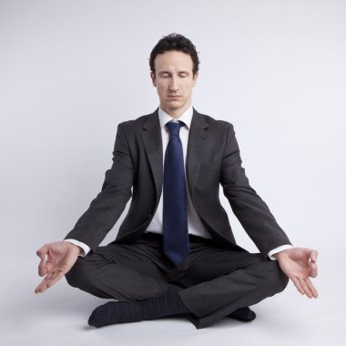 genç işadamı yoga lotus poz beyaz zemin üzerine meditasyon