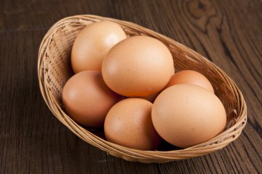 bascket ahşap masa üzerinde yumurta