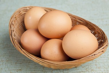 bir bascket mavi taş masa üzerinde yumurta