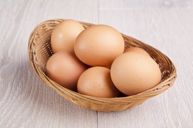 bascket ahşap masa üzerinde yumurta