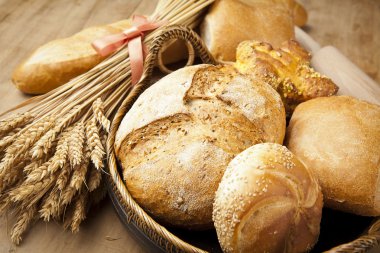 ahşap masa üzerinde taze pişmiş ekmek çeşitleri