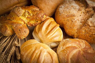 ahşap masa üzerinde taze pişmiş ekmek çeşitleri