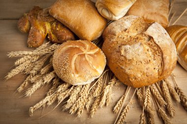 ahşap masa üzerinde taze pişmiş ekmek çeşitleri