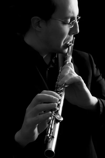 Flecista profesjonalny muzyk gra flecie na czarnym tle — Zdjęcie stockowe