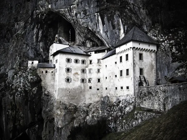 Hrad predjama v jeskyni, Slovinsko — Stock fotografie