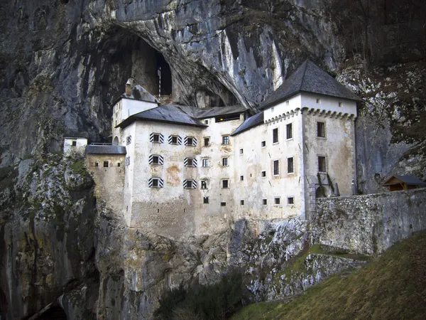 Predjamaburcht in de grot, Slovenië — Stockfoto