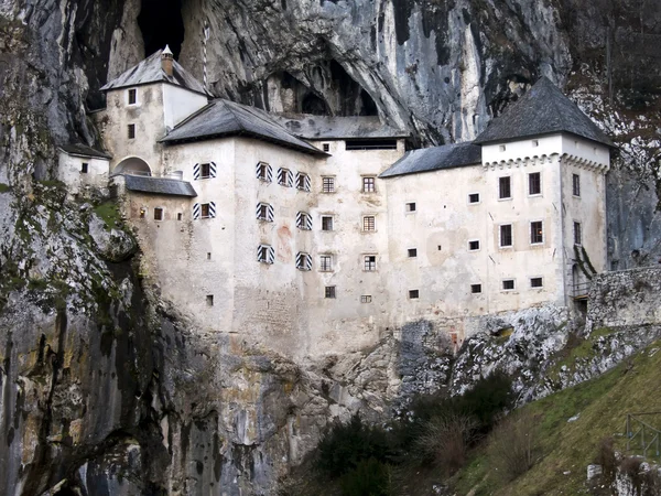 Predjamaburcht in de grot, Slovenië — Stockfoto