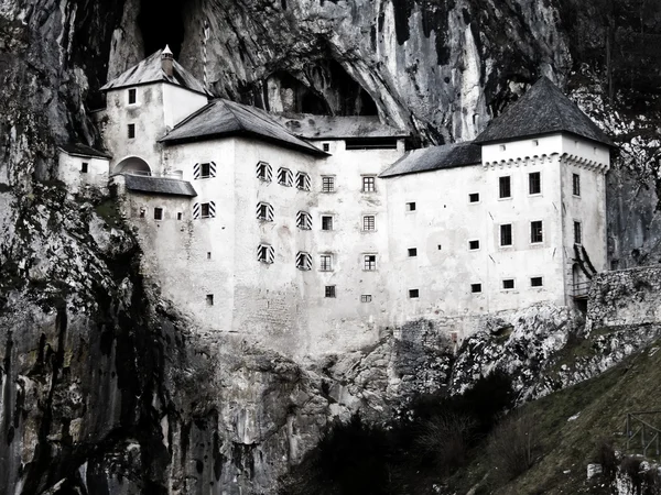 Predjamaburcht in de grot, Slovenië — Stockfoto