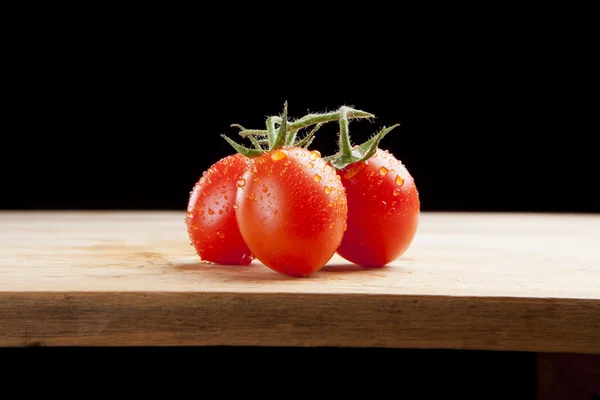 Čerstvé zralé rajče cherry na dřevěný stůl — Stock fotografie