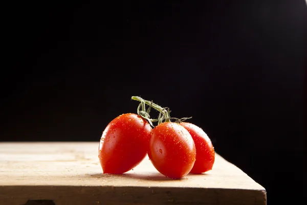 Tomate cherry maduro fresco sobre mesa de madera —  Fotos de Stock