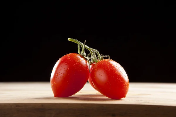 Tomate cherry maduro fresco sobre mesa de madera — Foto de Stock