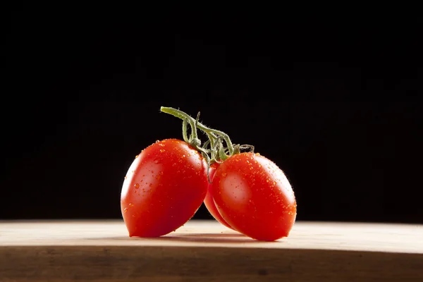 Tomate cherry maduro fresco sobre mesa de madera —  Fotos de Stock