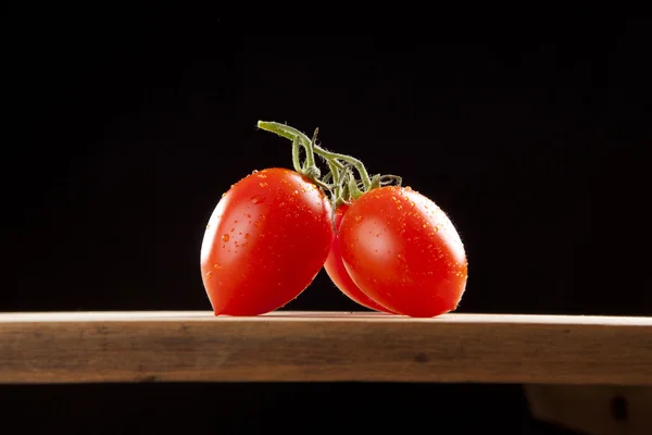 Tomate cherry maduro fresco sobre mesa de madera — Foto de Stock