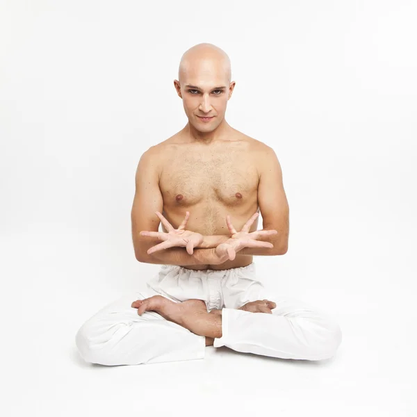 Joven practicando yoga sobre fondo blanco, meditando en lote — Foto de Stock