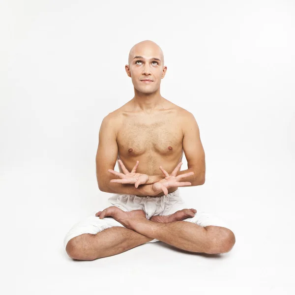 Joven practicando yoga sobre fondo blanco, meditando en lote — Foto de Stock