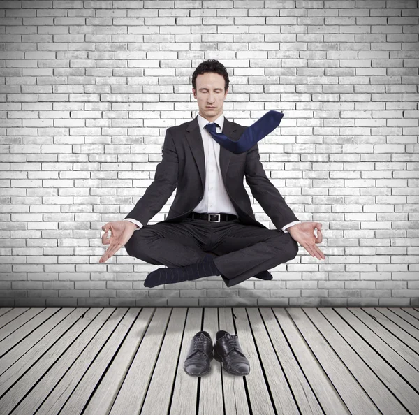 Junger Geschäftsmann schwebt in Yogaposition, Meditation — Stockfoto