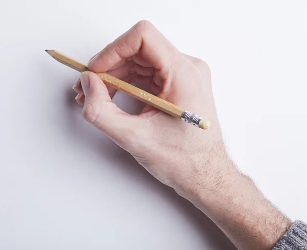 Mužské ruce drží pancil psaní na čistý bílý papír — Stock fotografie