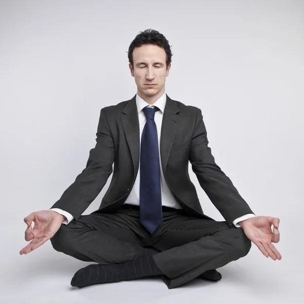 Fiatal üzletember, meditáció, jóga lótusz póz fehér háttér — Stock Fotó