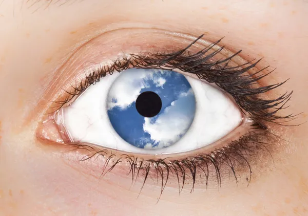 Imagen surrealista del ojo de una mujer con el cielo en ella — Foto de Stock