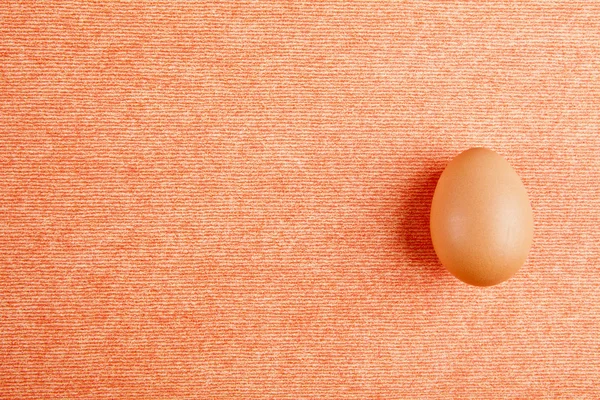 Velikonoční vajíčko na oranžovém pozadí — Stock fotografie