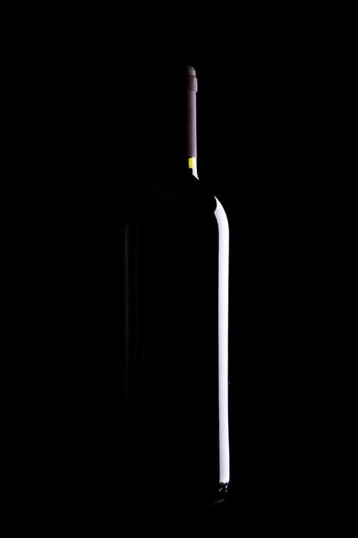 Elegante botella de vino tinto sobre fondo negro — Foto de Stock