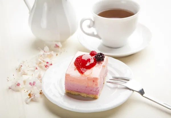 Beautiful pink berries pastry, little cake with tea — Stock Photo, Image