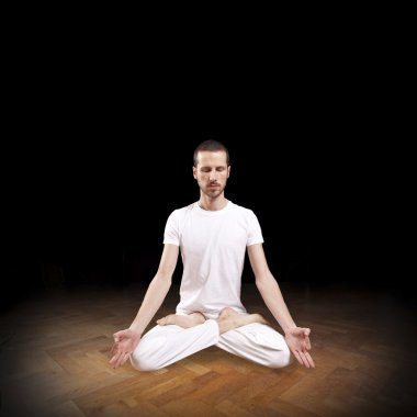 Yoga pozisyonunda yükselen genç adam, meditasyon