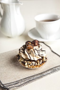 Tatlı kek vanilyalı krema ve fındık ile