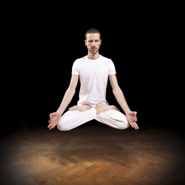 Yoga pozisyonunda yükselen genç adam, meditasyon