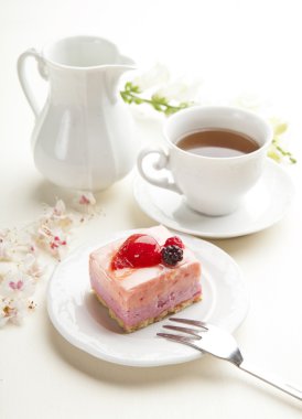 güzel pembe çilek pasta, çay ile küçük kek