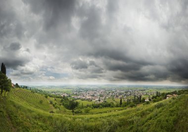 fırtınalı hava doğal görünümü üzerinde İtalya, cormons küçük şehir
