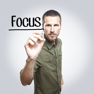 Genç casual adam Focus cam tahtada marker ile yazma.